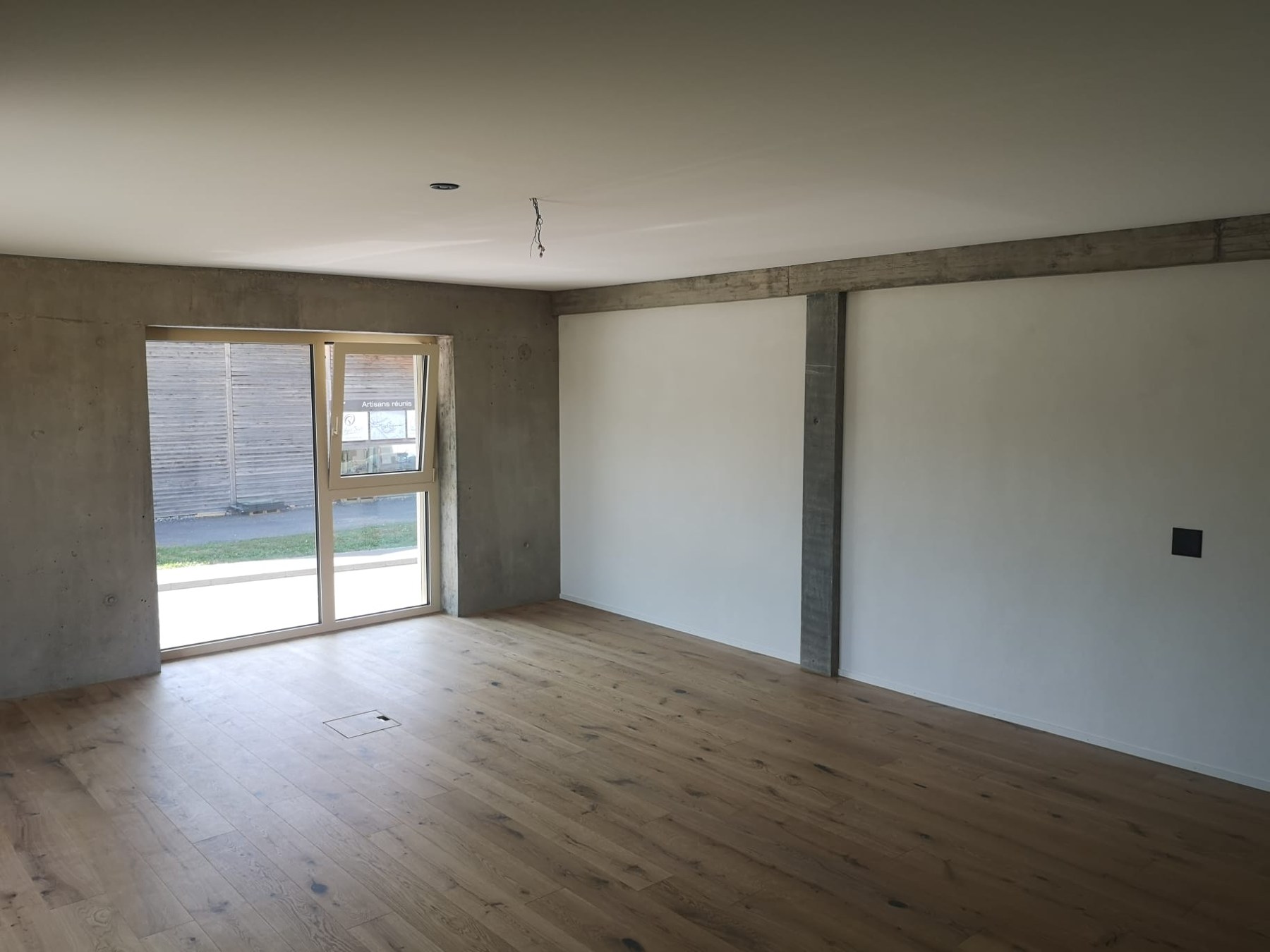 Un intérieur ouvert sur la lumière, au parquet de bois clair